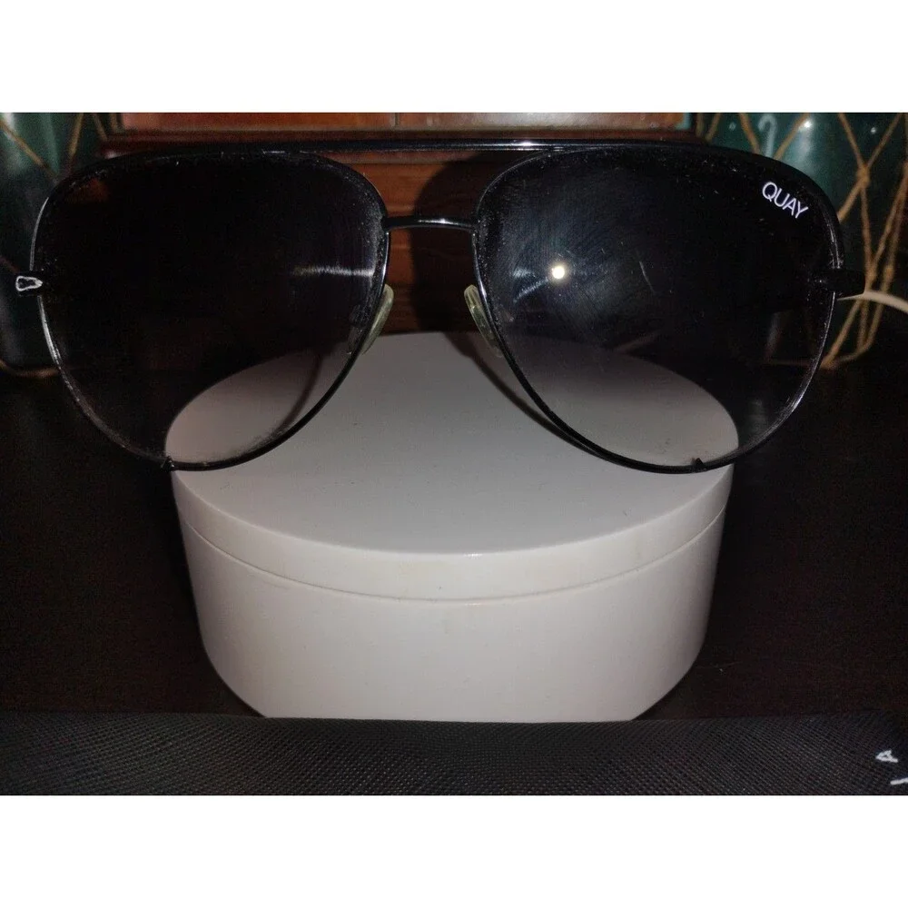 Quay Australia High Key 111 Aviator Sunglasses Black Gradient w/ Case Very Good
